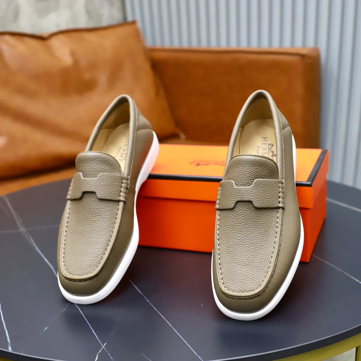 Ex-factory price: 560💰Hermès/Hermès slip-on men's shoes. This shoe is made of imported pebbled cowhide. It has simple and smooth lines and is combined with aerodynamically designed 3CM rubber foam ultra-light soles! Youthful and fashionable, classic H-shaped hardware buckle decoration, calf lining gently wraps the feet, with logo cowhide feet, casual and urban style, highlighting youthful vitality, sports and leisure version, super versatile, code number: 38-39-40-41-42-43-44 standard leather shoe size (45 can be customized but does not support returns)